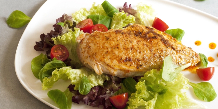 Se viene el verano y recuerdan que una pechuga de pollo está en la “tabla del descenso” del colesterol