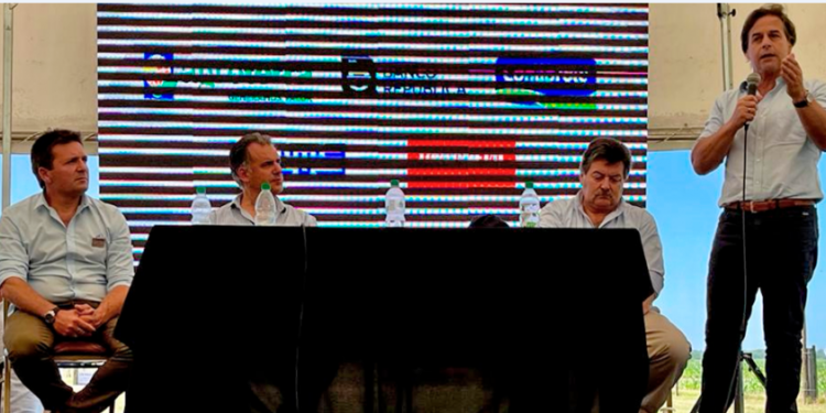 Lacalle Pou, al entregar un campo a tamberos, afirmó que “estamos comprometidos con la producción agropecuaria, el país y la familia rural”