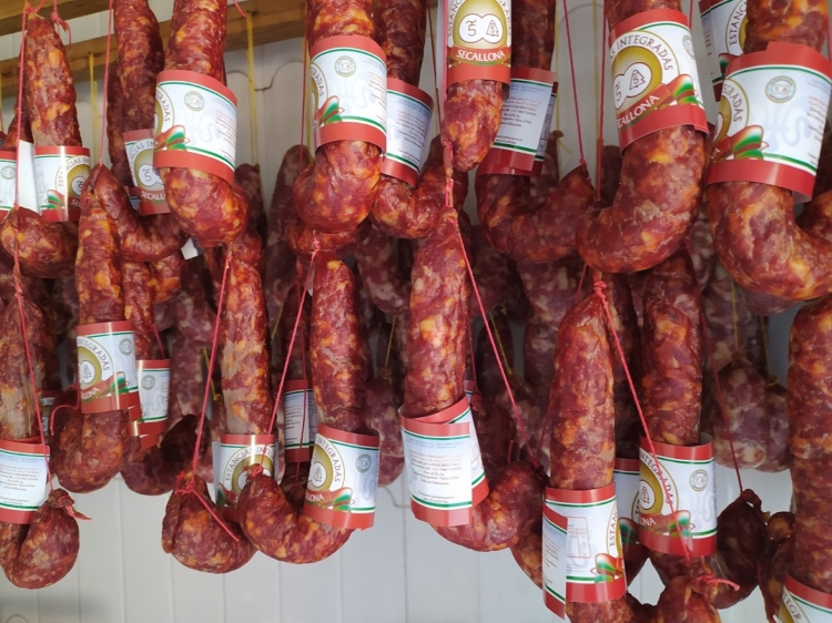 “Único e irrepetible”: Así es el Salame de Tandil contado por Juana Echezarreta, integrante de una familia de vascos que llevó esa receta del campo a la ciudad