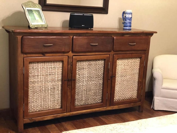 La madera y su tradición: Máxima y Jorge fabrican muebles que recuperan las antiguas costumbres de la época colonial en Santiago del Estero