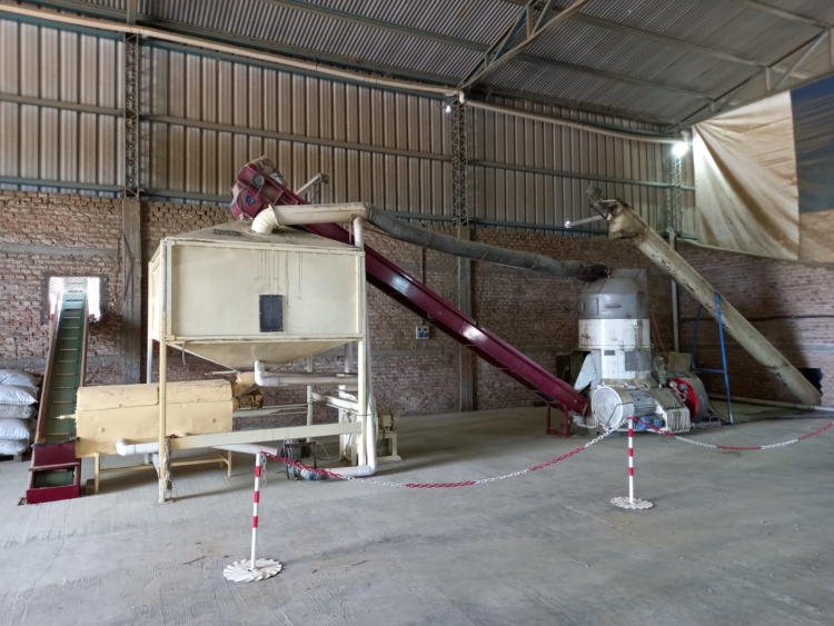 “Un bombón para la hacienda”: Luego de pasarse una vida sobre la picadora, Jorge Diez apostó todo a su propia fábrica de pellets de alfalfa en Beltrán