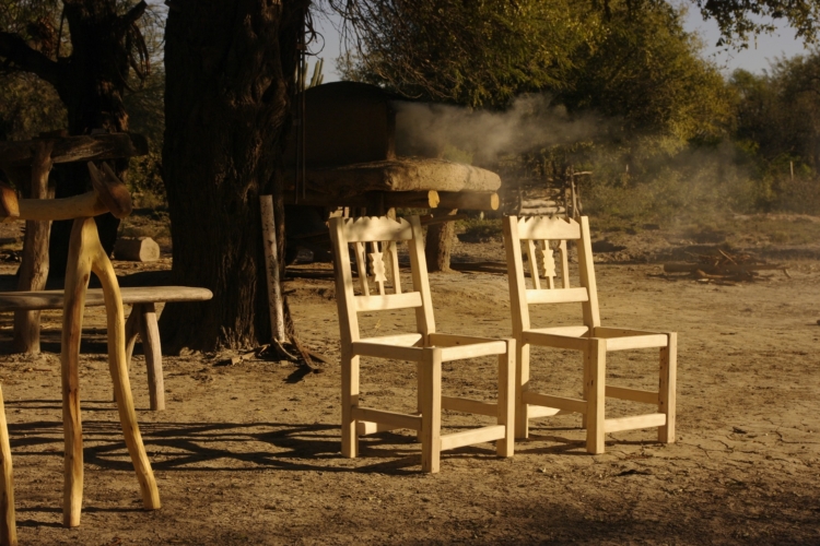 La madera y su tradición: Máxima y Jorge fabrican muebles que recuperan las antiguas costumbres de la época colonial en Santiago del Estero