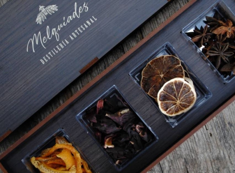 Alquimia de sabores y aromas: El agrónomo Juan Lus aplicó sus conocimientos en la mezcla de semillas forrajeras para montar una destilería única