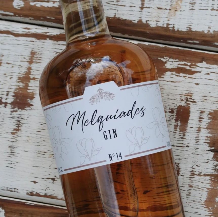 Alquimia de sabores y aromas: El agrónomo Juan Lus aplicó sus conocimientos en la mezcla de semillas forrajeras para montar una destilería única