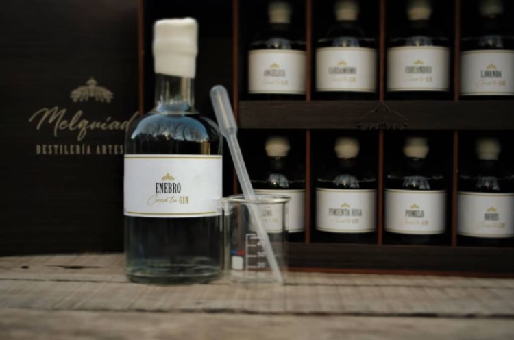 Alquimia de sabores y aromas: El agrónomo Juan Lus aplicó sus conocimientos en la mezcla de semillas forrajeras para montar una destilería única