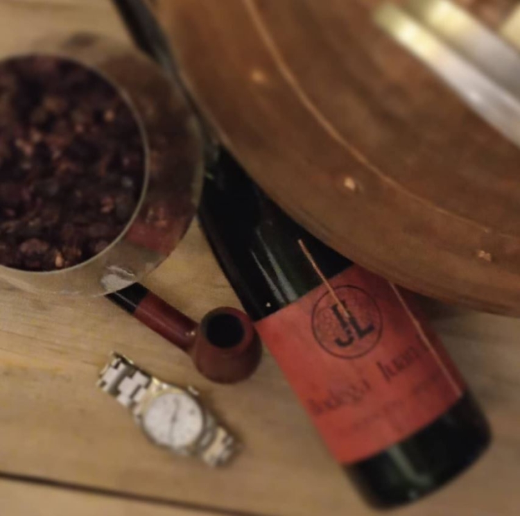 Alquimia de sabores y aromas: El agrónomo Juan Lus aplicó sus conocimientos en la mezcla de semillas forrajeras para montar una destilería única