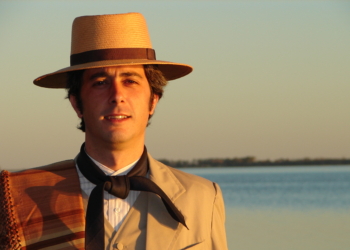 La Peña del Colorado: Facundo Picone comparte el folklore surero tanto en París como en una casita de barro y caña que construyó en su querida Chascomús