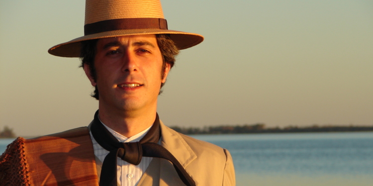 La Peña del Colorado: Facundo Picone comparte el folklore surero tanto en París como en una casita de barro y caña que construyó en su querida Chascomús