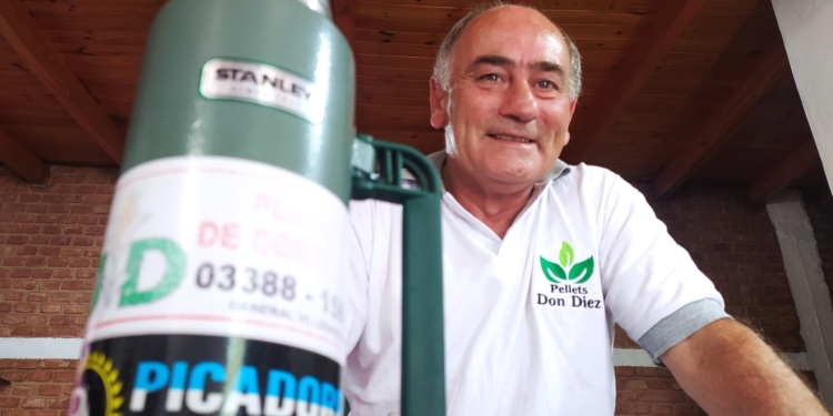 “Un bombón para la hacienda”: Luego de pasarse una vida sobre la picadora, Jorge Diez apostó todo a su propia fábrica de pellets de alfalfa en Beltrán