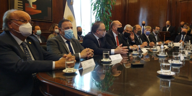 Con la visible ausencia de la Mesa de Enlace, el gobierno lanzó los créditos por 100 mil millones de pesos para impulsar la producción de carne vacuna