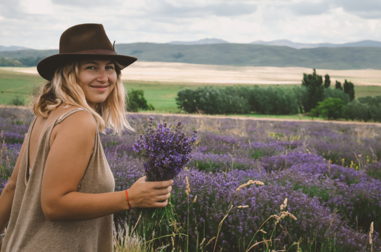 La reina de la lavanda: En Sierra de la Ventana, Léony Staudt la produce de modo orgánico, llegó a exportarla y hoy comparte las más bellas postales con los visitantes