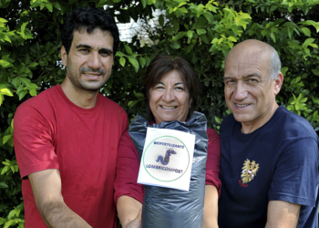 En el patio de su casa, la agrónoma santiagueña Celia González y su familia comenzaron a elaborar un biofertilizante a partir de la lombriz californiana