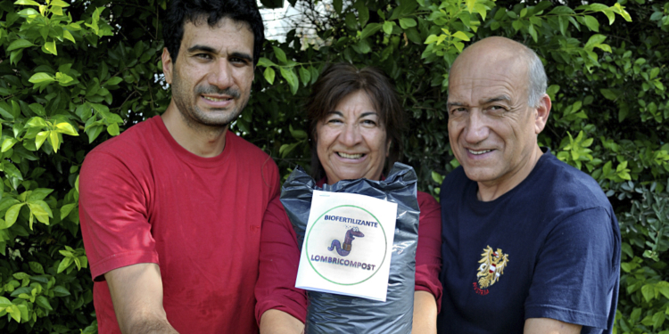 En el patio de su casa, la agrónoma santiagueña Celia González y su familia comenzaron a elaborar un biofertilizante a partir de la lombriz californiana
