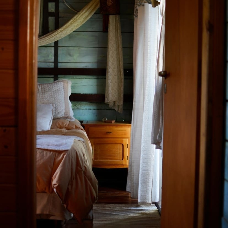 Turismo rural: Miriam Gattari se cansó del estrés de Buenos Aires y encontró en un campo con dos viejos vagones una nueva forma de vida