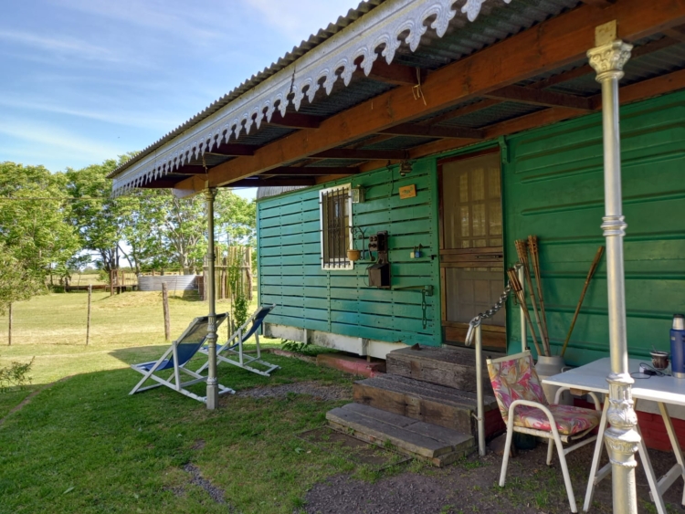 Turismo rural: Miriam Gattari se cansó del estrés de Buenos Aires y encontró en un campo con dos viejos vagones una nueva forma de vida