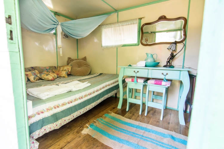 Turismo rural: Miriam Gattari se cansó del estrés de Buenos Aires y encontró en un campo con dos viejos vagones una nueva forma de vida