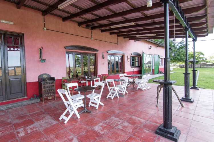 Turismo rural: Miriam Gattari se cansó del estrés de Buenos Aires y encontró en un campo con dos viejos vagones una nueva forma de vida