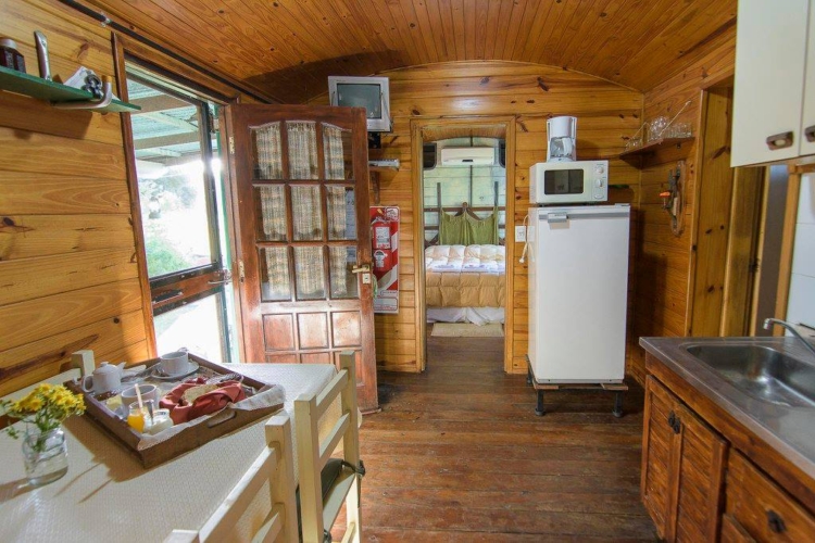 Turismo rural: Miriam Gattari se cansó del estrés de Buenos Aires y encontró en un campo con dos viejos vagones una nueva forma de vida