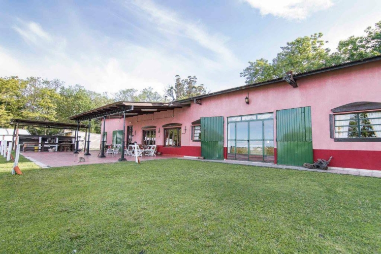 Turismo rural: Miriam Gattari se cansó del estrés de Buenos Aires y encontró en un campo con dos viejos vagones una nueva forma de vida