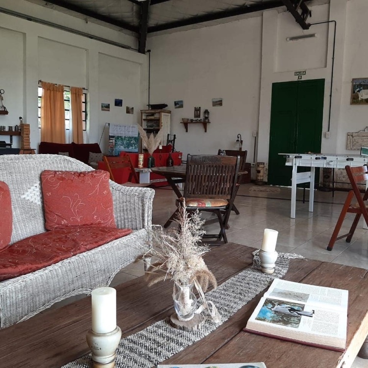 Turismo rural: Miriam Gattari se cansó del estrés de Buenos Aires y encontró en un campo con dos viejos vagones una nueva forma de vida