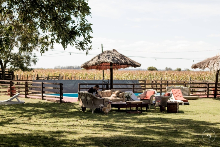 Turismo rural: Miriam Gattari se cansó del estrés de Buenos Aires y encontró en un campo con dos viejos vagones una nueva forma de vida