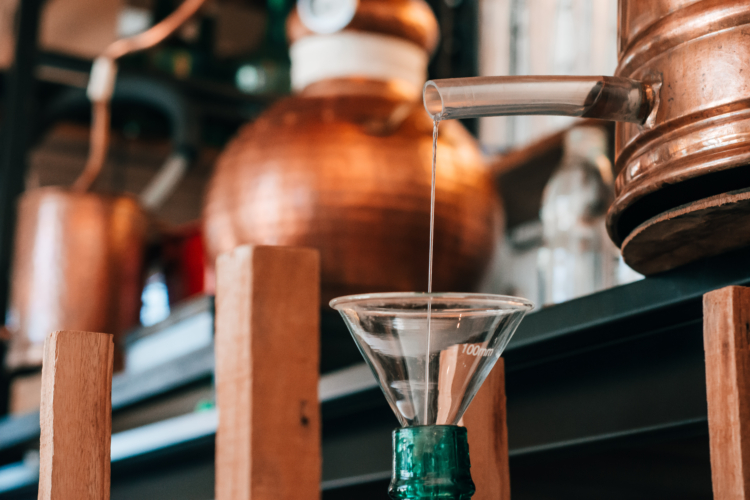 Alquimia de sabores y aromas: El agrónomo Juan Lus aplicó sus conocimientos en la mezcla de semillas forrajeras para montar una destilería única