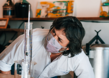 Alquimia de sabores y aromas: El agrónomo Juan Lus aplicó sus conocimientos en la mezcla de semillas forrajeras para montar una destilería única