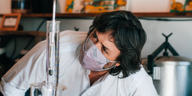 Alquimia de sabores y aromas: El agrónomo Juan Lus aplicó sus conocimientos en la mezcla de semillas forrajeras para montar una destilería única