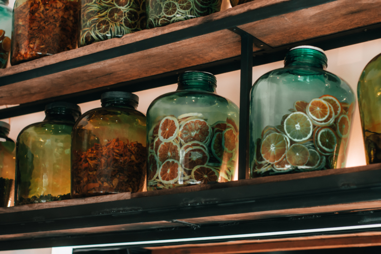 Alquimia de sabores y aromas: El agrónomo Juan Lus aplicó sus conocimientos en la mezcla de semillas forrajeras para montar una destilería única