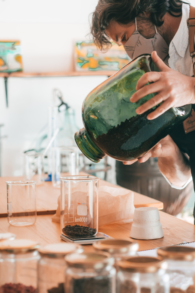 Alquimia de sabores y aromas: El agrónomo Juan Lus aplicó sus conocimientos en la mezcla de semillas forrajeras para montar una destilería única