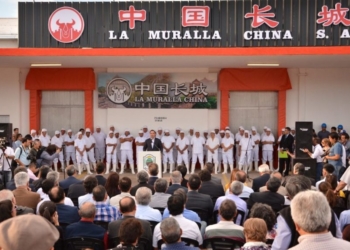 Se cayó la Muralla China (que no era china en realidad) para dejar al descubierto una historia sobre la decadencia argentina