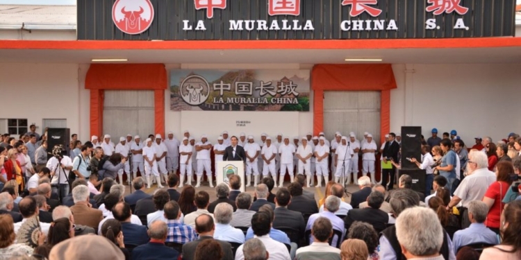 Se cayó la Muralla China (que no era china en realidad) para dejar al descubierto una historia sobre la decadencia argentina