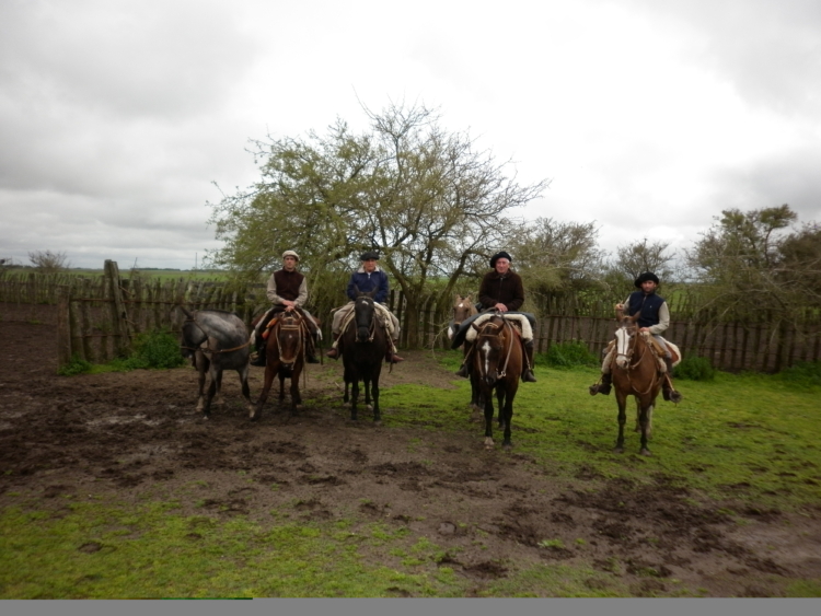 La Peña del Colorado: Facundo Picone comparte el folklore surero tanto en París como en una casita de barro y caña que construyó en su querida Chascomús