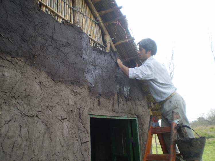 La Peña del Colorado: Facundo Picone comparte el folklore surero tanto en París como en una casita de barro y caña que construyó en su querida Chascomús