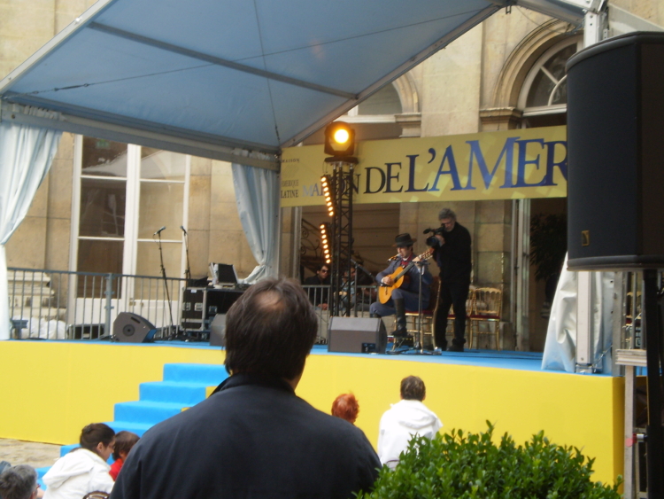 La Peña del Colorado: Facundo Picone comparte el folklore surero tanto en París como en una casita de barro y caña que construyó en su querida Chascomús