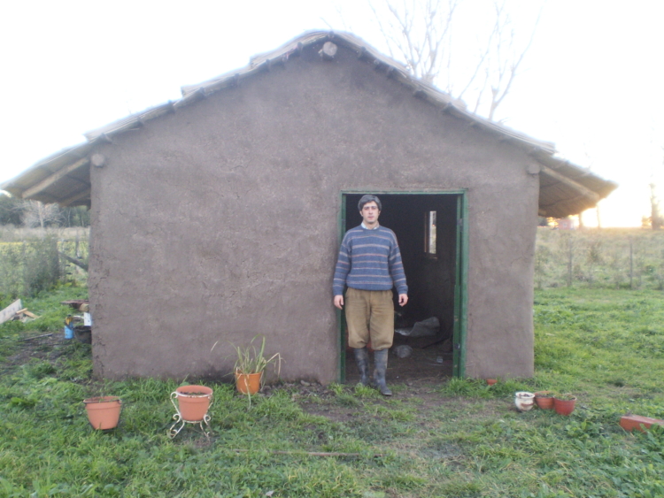 La Peña del Colorado: Facundo Picone comparte el folklore surero tanto en París como en una casita de barro y caña que construyó en su querida Chascomús
