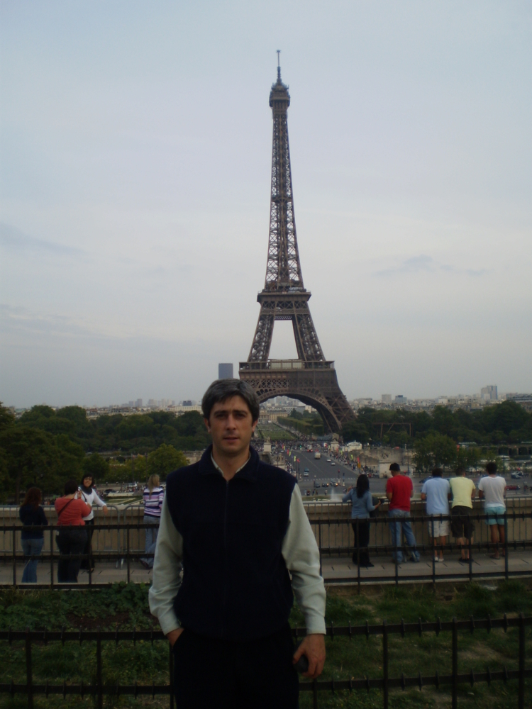 La Peña del Colorado: Facundo Picone comparte el folklore surero tanto en París como en una casita de barro y caña que construyó en su querida Chascomús