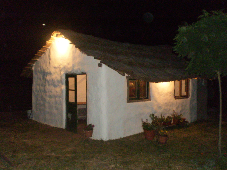 La Peña del Colorado: Facundo Picone comparte el folklore surero tanto en París como en una casita de barro y caña que construyó en su querida Chascomús