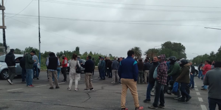 Corte por corte: Cortaron el agua para riego en San Juan y los productores protestaron cortando la ruta 40
