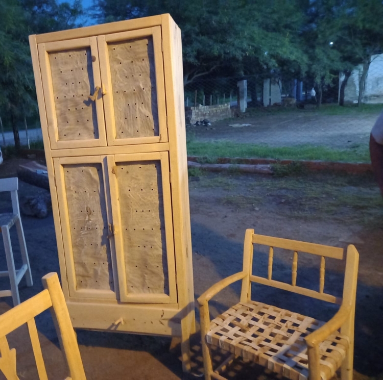 La madera y su tradición: Máxima y Jorge fabrican muebles que recuperan las antiguas costumbres de la época colonial en Santiago del Estero