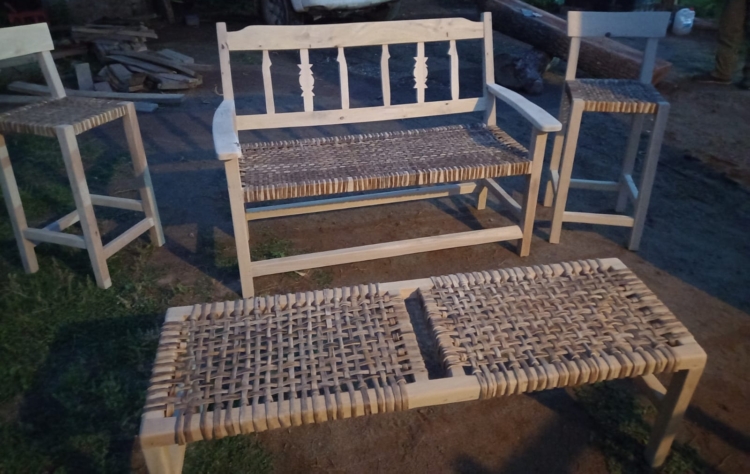 La madera y su tradición: Máxima y Jorge fabrican muebles que recuperan las antiguas costumbres de la época colonial en Santiago del Estero