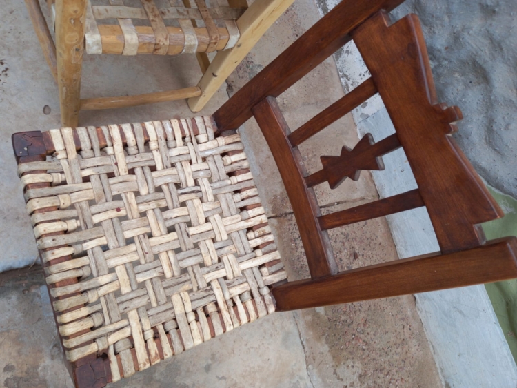 La madera y su tradición: Máxima y Jorge fabrican muebles que recuperan las antiguas costumbres de la época colonial en Santiago del Estero