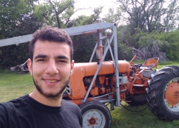 Si te falta un peón, un tractor a control remoto puede ser tu solución: A los 23 años Joel Príncipe diseñó un sistema para manejar maquinaria a distancia