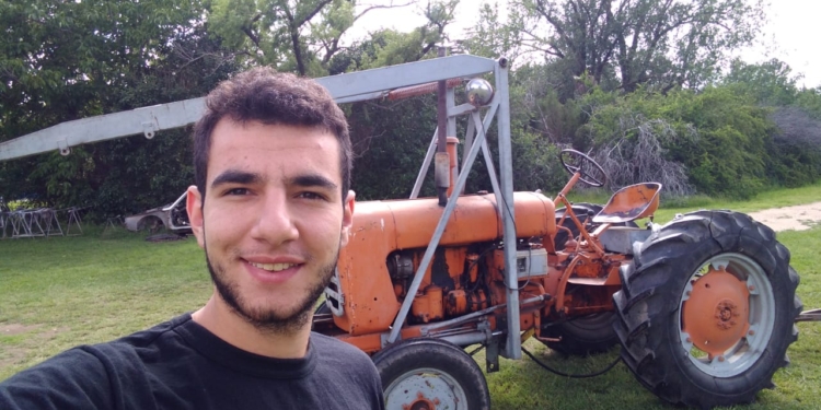 Si te falta un peón, un tractor a control remoto puede ser tu solución: A los 23 años Joel Príncipe diseñó un sistema para manejar maquinaria a distancia