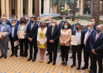 Todos los gobernadores firmaron el “consenso fiscal” que habilita a las provincias a incrementar la presión impositiva en 2022