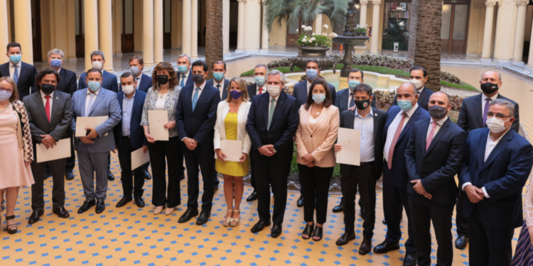 Todos los gobernadores firmaron el “consenso fiscal” que habilita a las provincias a incrementar la presión impositiva en 2022