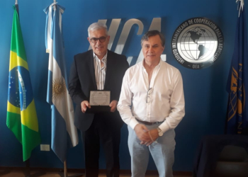 Domínguez está obsesionado en certificar “libre de carbono” y el IICA le ofrece ayuda para hacerlo