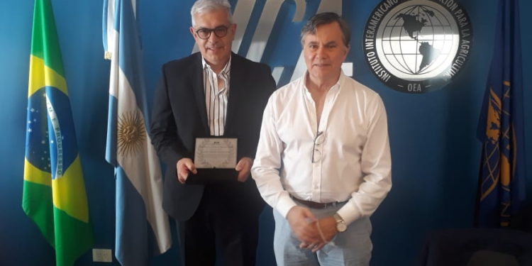 Domínguez está obsesionado en certificar “libre de carbono” y el IICA le ofrece ayuda para hacerlo