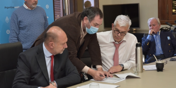 Presiones políticas y cerrojo informativo en el Ministerio de Agricultura para favorecer con una matrícula especial a una cooperativa de faena ligada con el gobierno