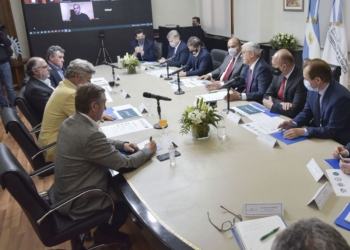 ¿Por qué nadie cree demasiado en lo que diga Domínguez? Habría que preguntarle al sindicalista morocho de impecable camisa blanca